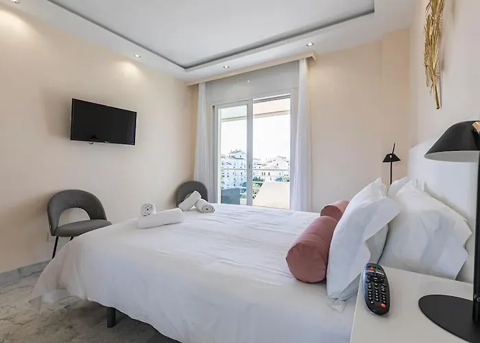 - Marina Banus, Puerto Banus, 2br Spacious, Parking & Pool * Marbella