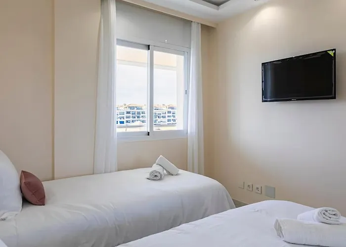Lejlighed - Marina Banus, Puerto Banus, 2br Spacious, Parking & Pool