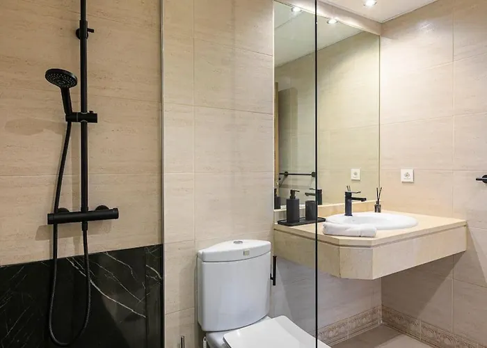 - Marina Banus, Puerto Banus, 2br Spacious, Parking & Pool Lejlighed