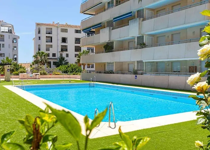 - Marina Banus, Puerto Banus, 2br Spacious, Parking & Pool Lejlighed