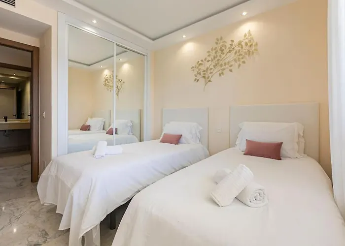 - Marina Banus, Puerto Banus, 2br Spacious, Parking & Pool Lejlighed