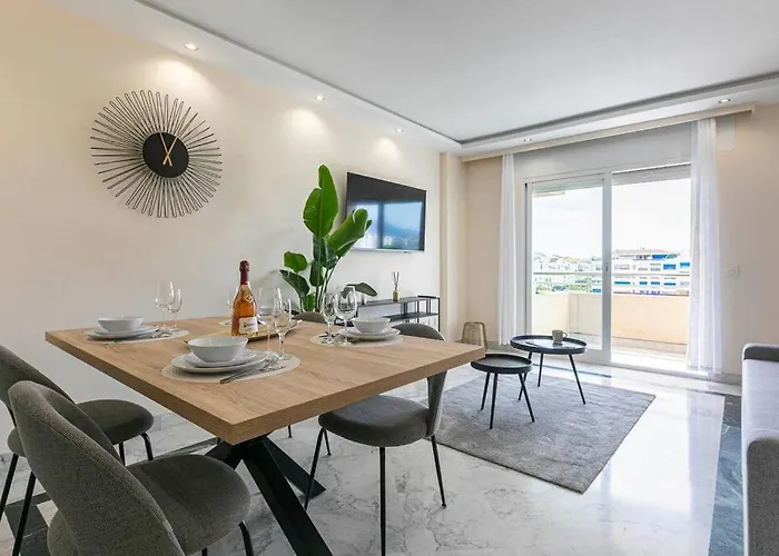 - Marina Banus, Puerto Banus, 2br Spacious, Parking & Pool Lejlighed Marbella
