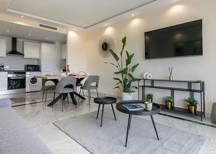 - Marina Banus, Puerto Banus, 2br Spacious, Parking & Pool Lejlighed