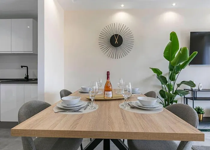 - Marina Banus, Puerto Banus, 2br Spacious, Parking & Pool Lejlighed